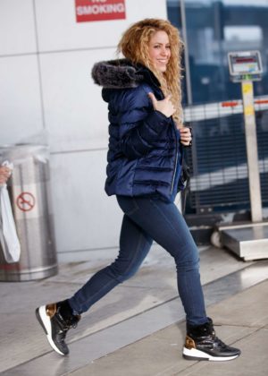 Shakira - Arrives with her family at JFK airport in NYC